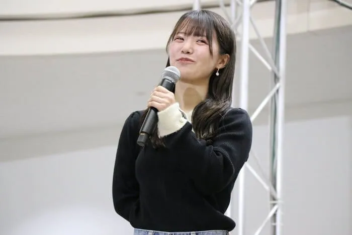 復帰報告会で姿を見せた川井萌