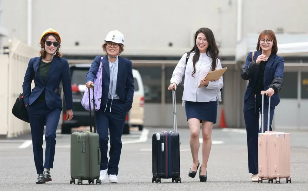 岩崎工務店の装いでレース場入りするメンバー