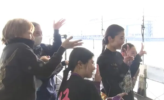 水神祭後、先輩や仲間と写真を撮る武井莉里佳