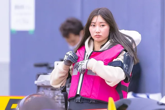 他の選手の走りを確認する武井莉里佳