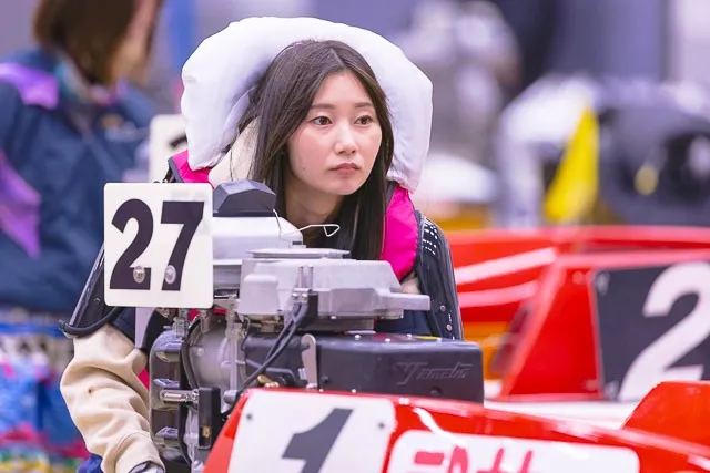 準備ができて水面に移動する武井莉里佳