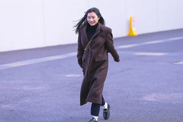 会場入りに向かっている武井莉里佳