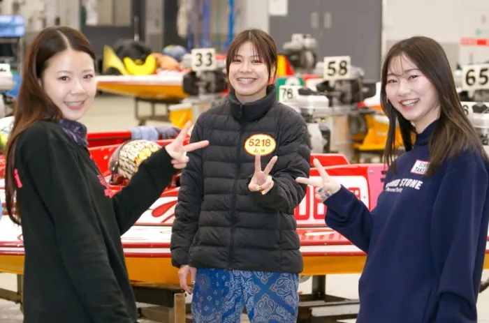 合間で談笑している米丸乃絵、山田理央、武井莉里佳