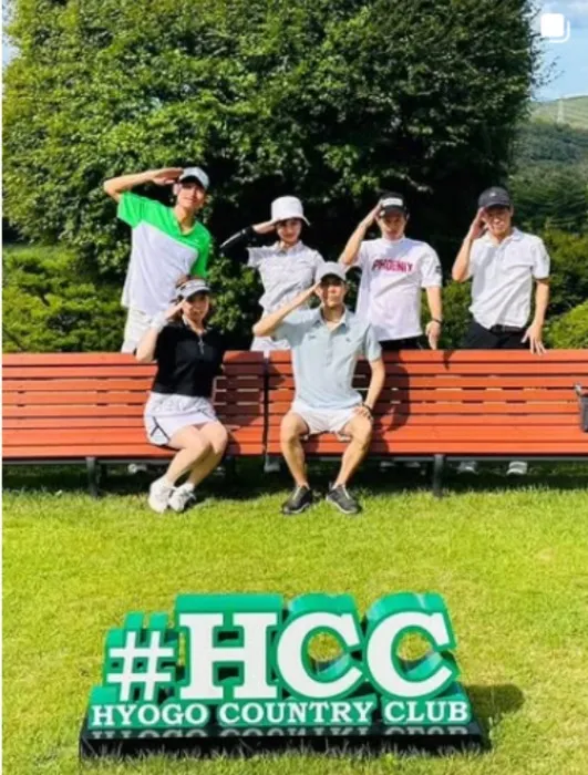 先輩や仲間たちと一緒にゴルフに行っている武井莉里佳