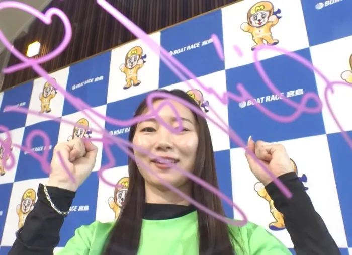 ファンに向けてサインと笑顔を送る武井莉里佳