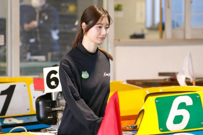 考えごとをしている武井莉里佳