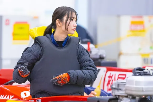 周りの様子を伺う武井莉里佳