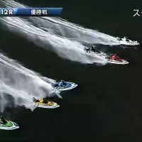 3号艇の寺田祥が勢いよく迫る