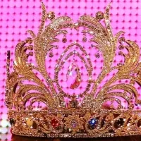 優勝者には豪華なティアラが贈られる