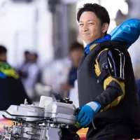 笑顔で応える毒島誠
