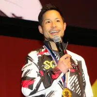 インタビューに答える佐藤隆太郎