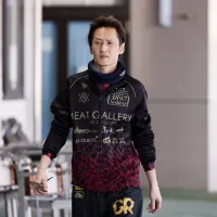 会場を闊歩する白井英治
