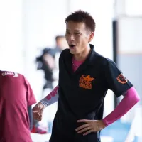 スタッフと談笑する磯部誠