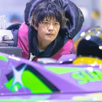 ボートを移動させる遠藤エミ