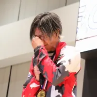 優勝インタビューで涙を見せる峰竜太