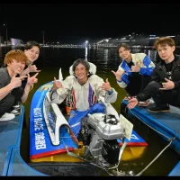 佐賀支部メンバーに祝福される峰竜太