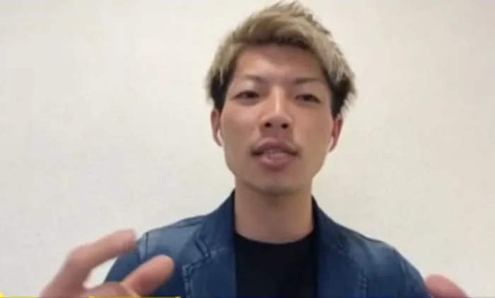 インタビューに答えている坂本雅佳