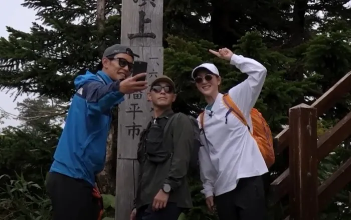 仲間と登山している茅原悠紀