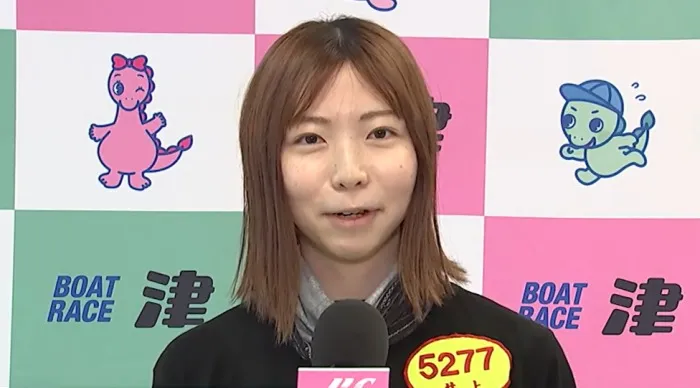 緊張してインタビューを受ける井上未都