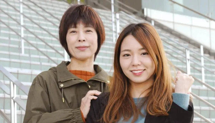母：博美と並んで写真を撮る大山千広