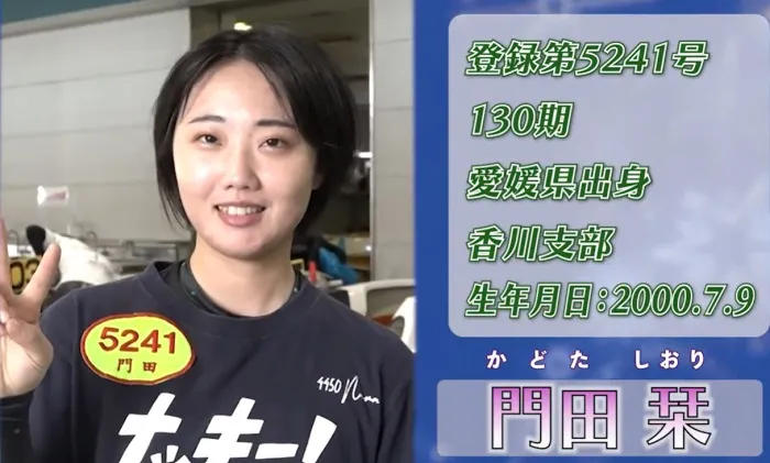 インタビューでブイサインする門田栞