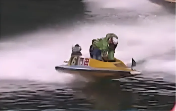 レースで豪快なターンを決める門田栞