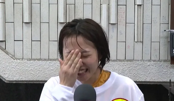 水神祭後にびしょぬれでインタビューを受ける門田栞