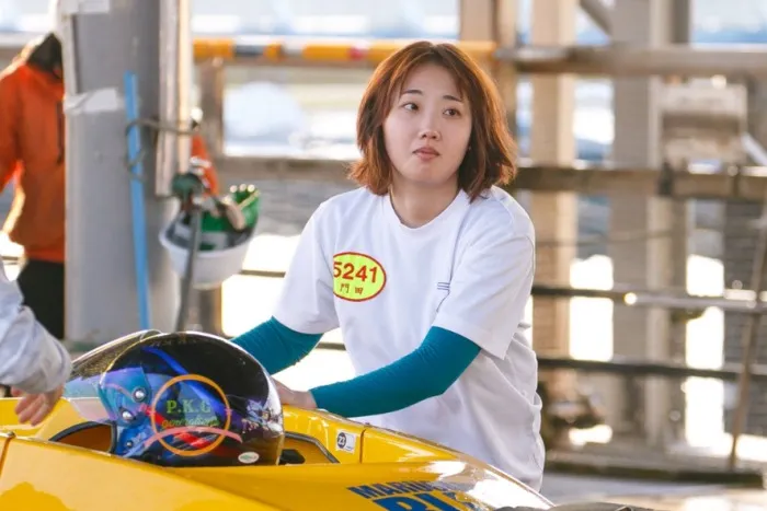 ボートをスタート位置へと移動させている門田栞