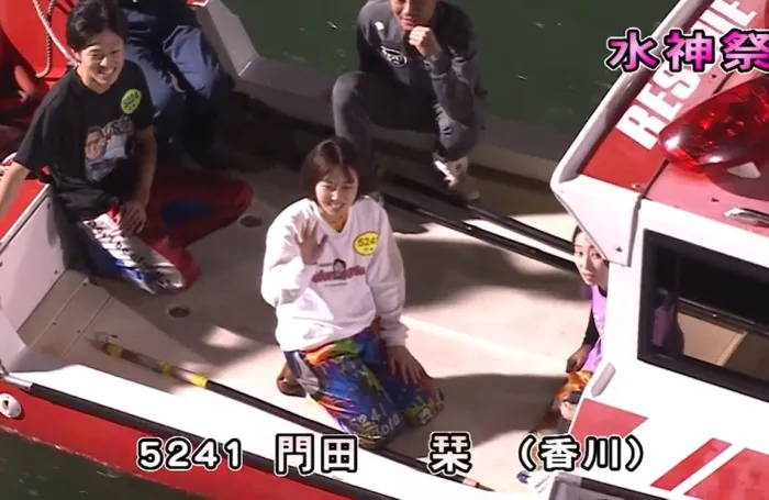 ファンの声援に応える門田栞