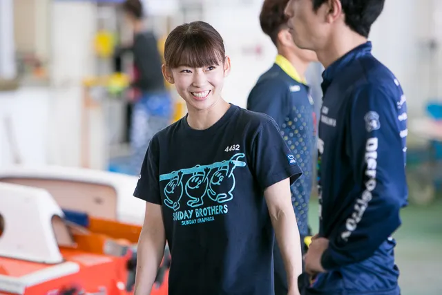 スタッフと談笑する守屋美穂