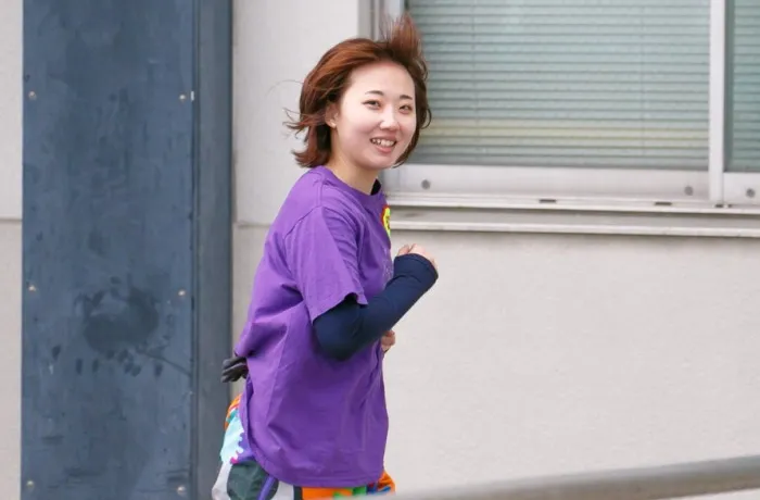 駆け足で笑顔で応える門田栞