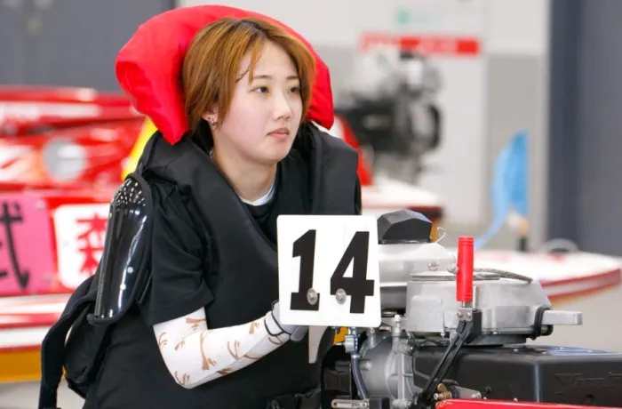 ボートを水面へ移動させようとする門田栞