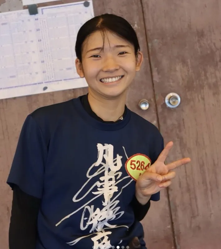 笑顔でピースする登みひ果