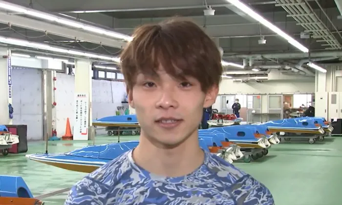 レース後にインタビューを受ける中村日向