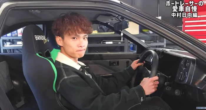 愛車の運転席にのる中村日向