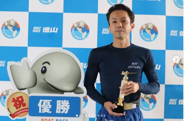 優勝トロフィーを持つ秋山広一