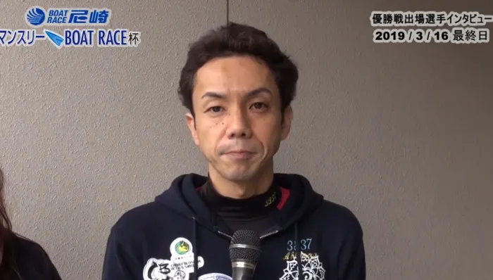 インタビューを受けている秋山広一