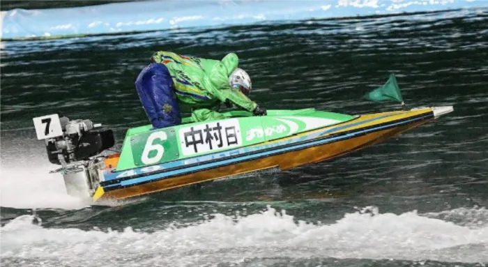 レースでスピードを出している中村日向